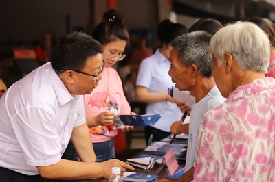 秀山縣社會保險事務中心開展“三進三送”社保政策宣傳活動，提供社會經濟咨詢服務